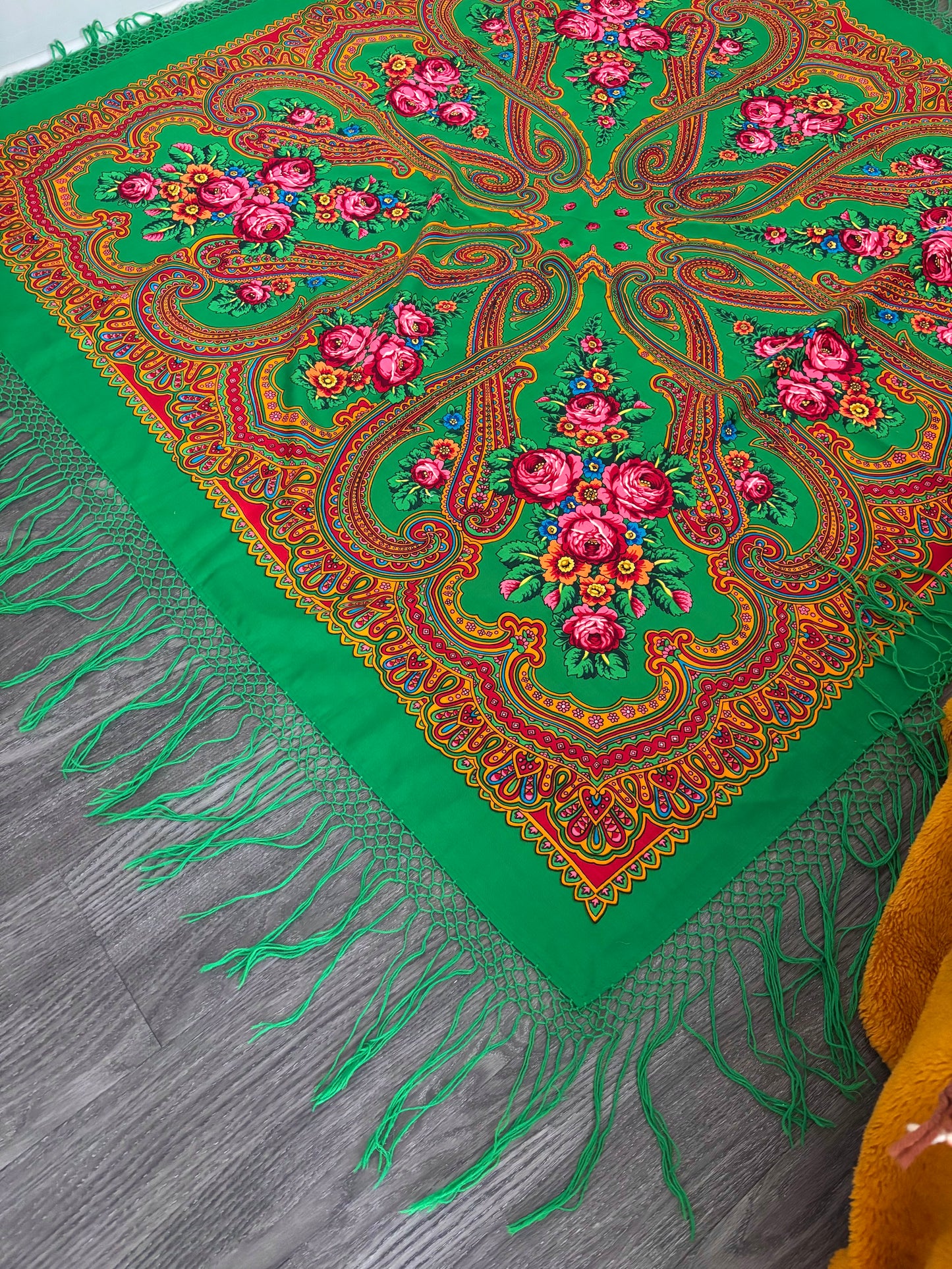 Rare LARGE 1980’s Russian Pavlovo Posad Shawl