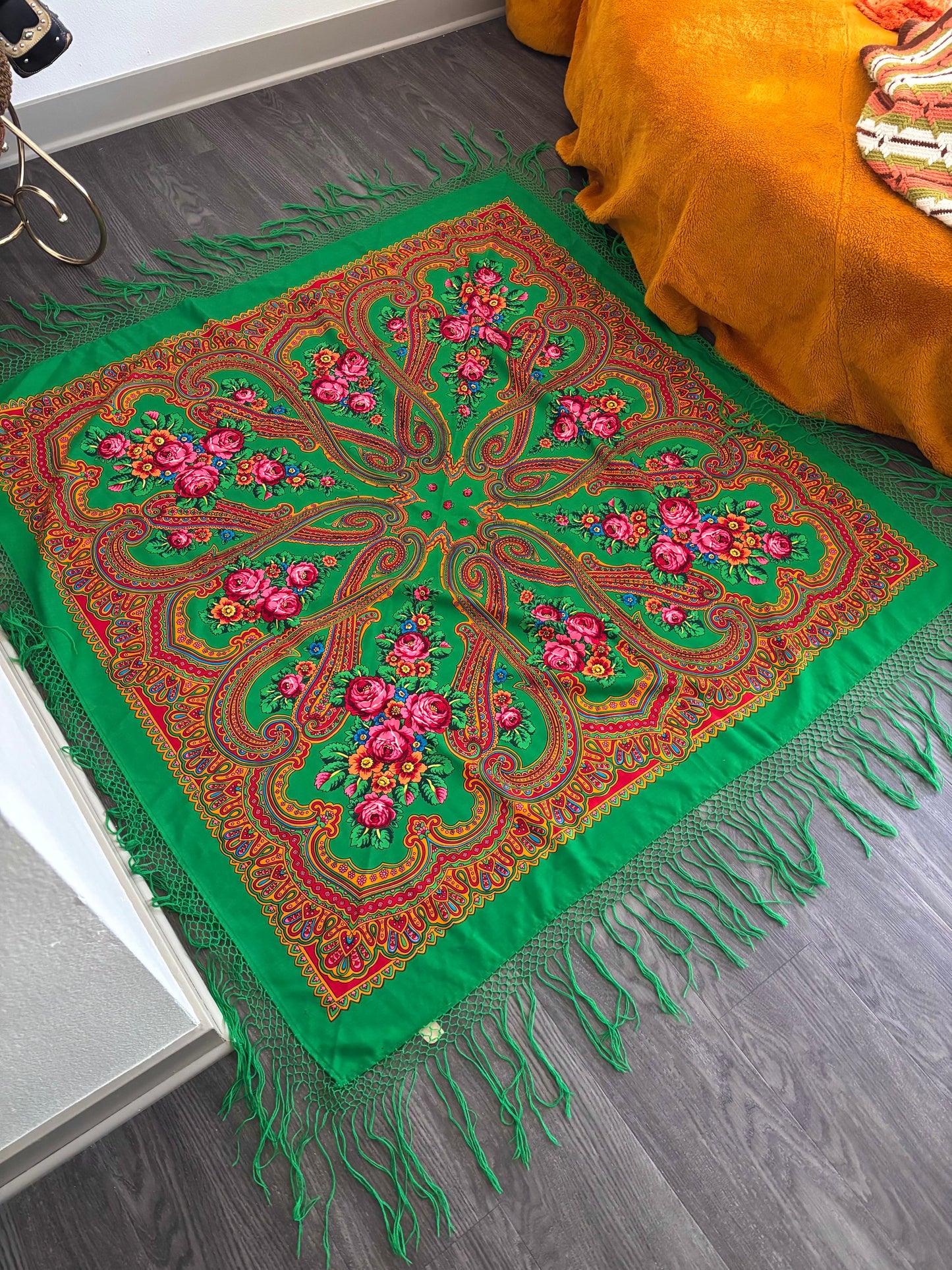 Rare LARGE 1980’s Russian Pavlovo Posad Shawl