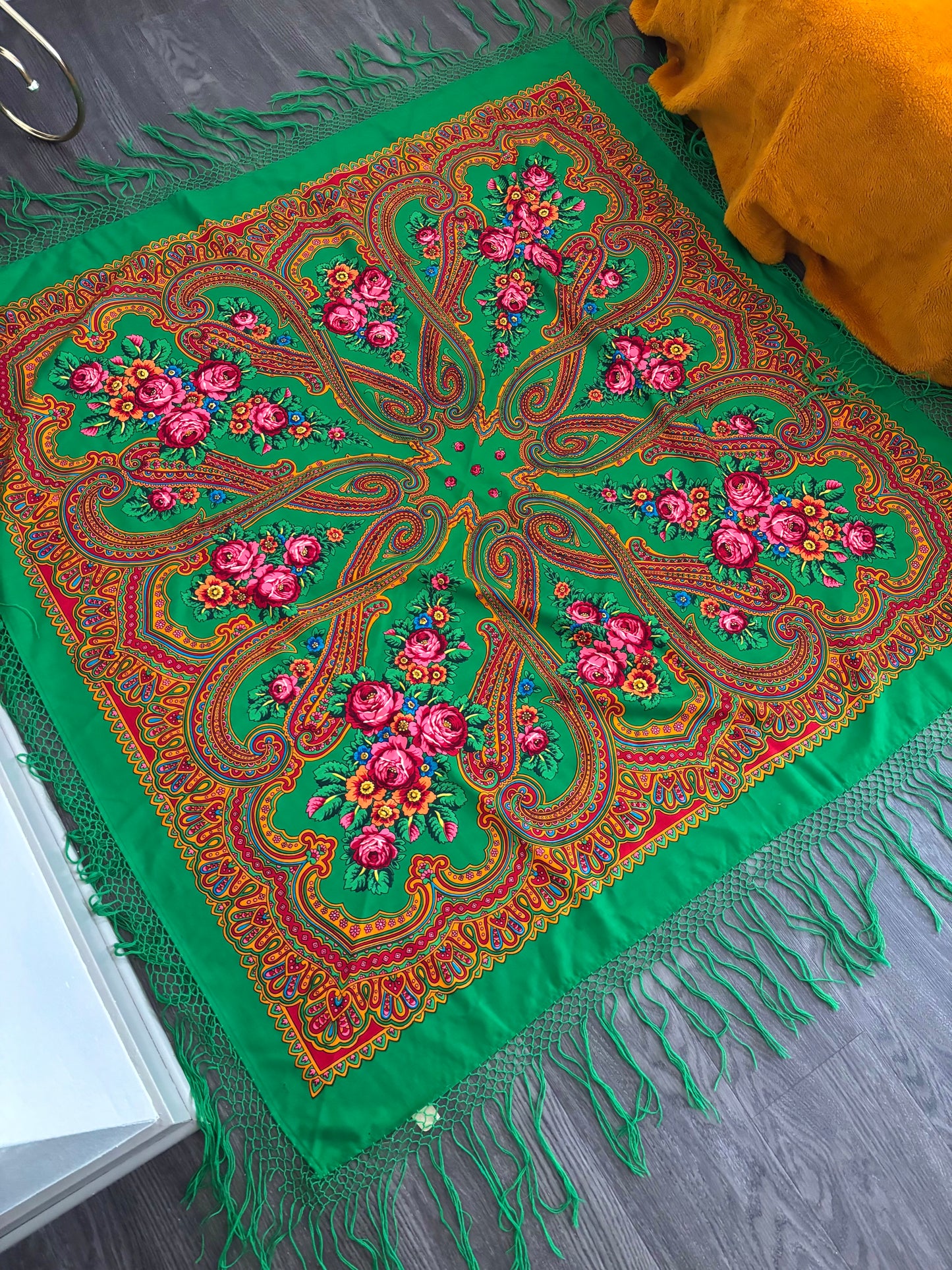 Rare LARGE 1980’s Russian Pavlovo Posad Shawl